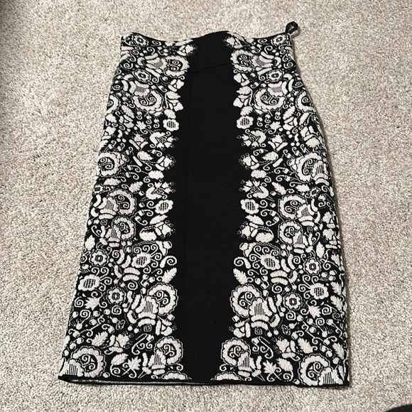 BCBGMAXAZRIA bandage Scarlett Puckering Floral Jacquard mini skirt size small - Picture 4 of 5